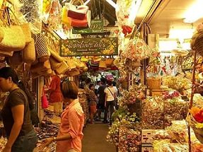 Популярнейшая ярмарка Тайланда — ночной рынок в Паттайе. Тайланд.